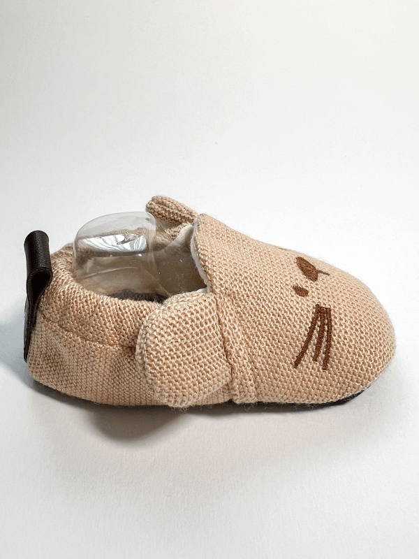 Tavşan nakışlı kahverengi bebek patiği yandan görünüm - sevimli ve detaylı tasarım