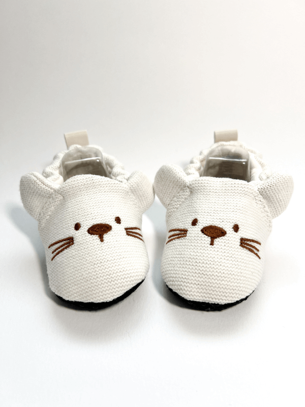 Beyaz renkli tavşan nakışlı bebek patik - rahat ve sevimli tasarım