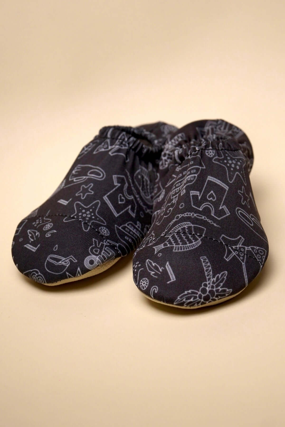 Siyah çocuklar için deniz ve havuz patiği – suya dayanıklı kaymaz taban