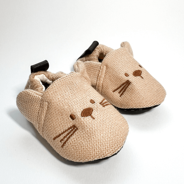 Tavşan nakışlı kahverengi bebek patik, yumuşak ve sıcak tasarım