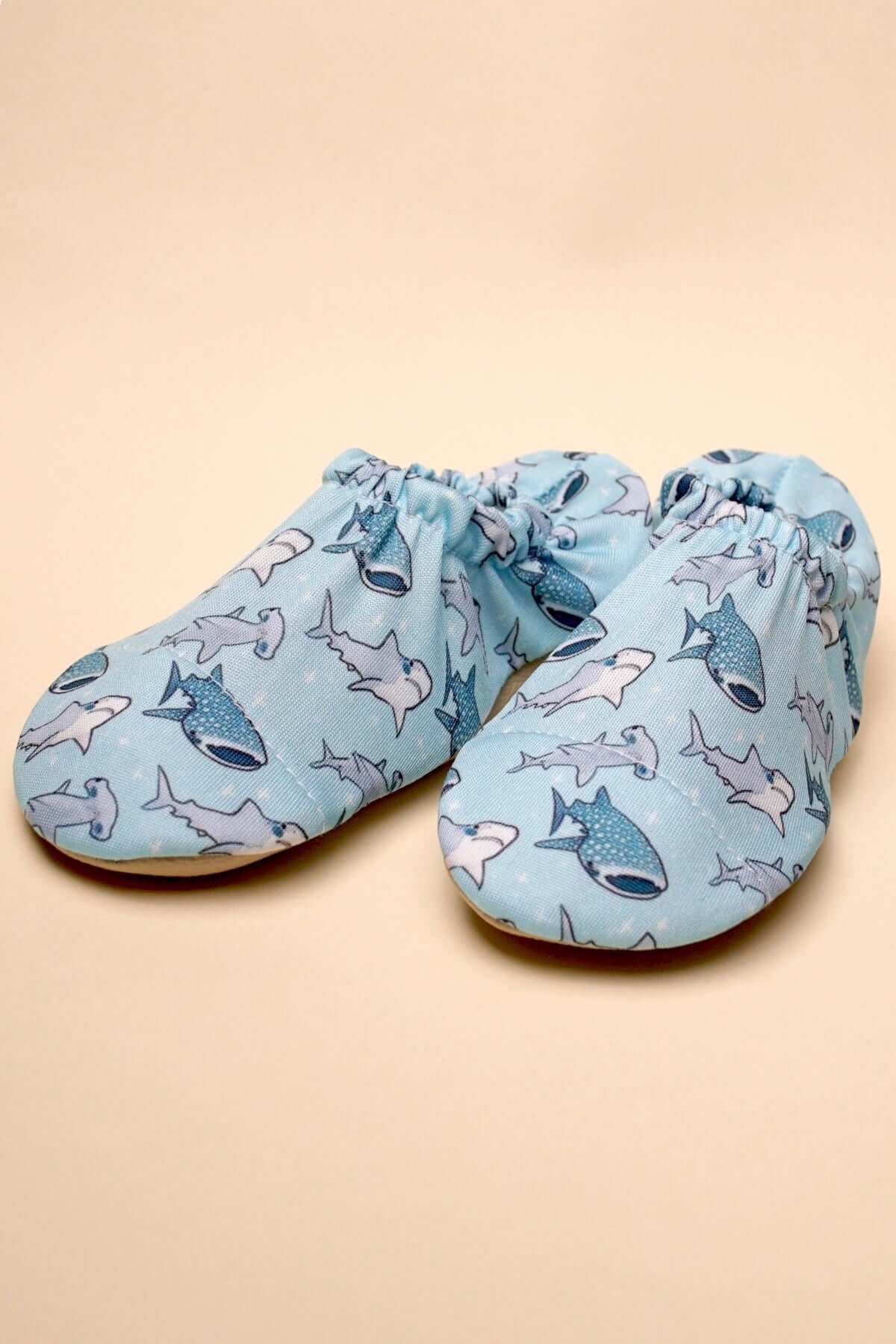 Köpek balığı desenli deniz ve havuz patiği – suya dayanıklı kaymaz taban