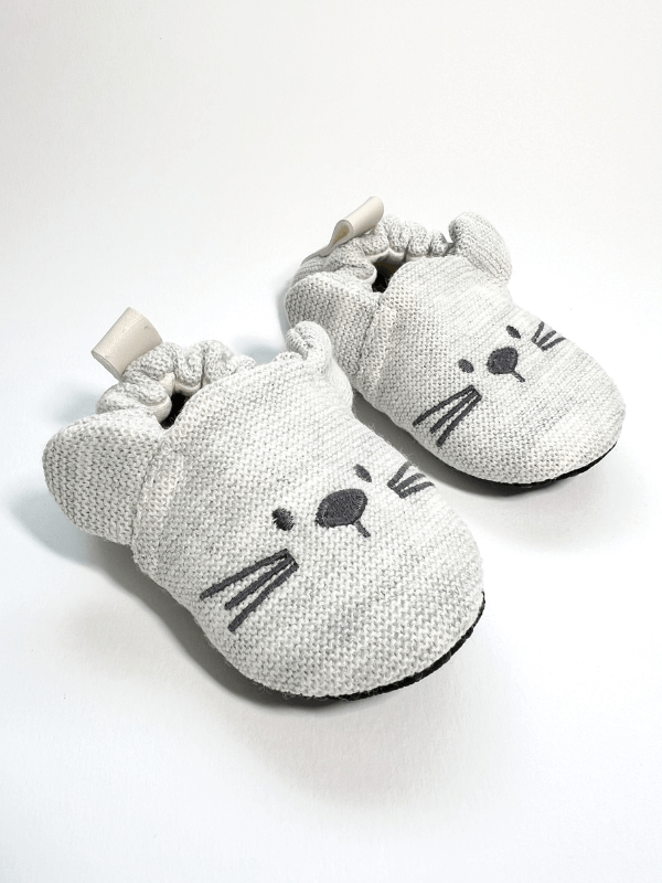 Gri renkli tavşan nakışlı bebek patik, sevimli ve konforlu
