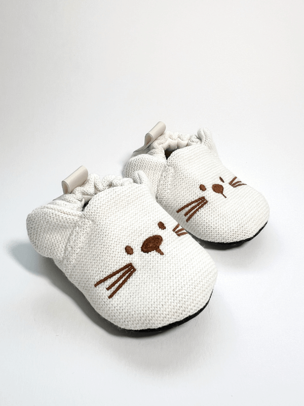 Tavşan nakışlı beyaz bebek patik, yumuşak ve rahat ayakkabı