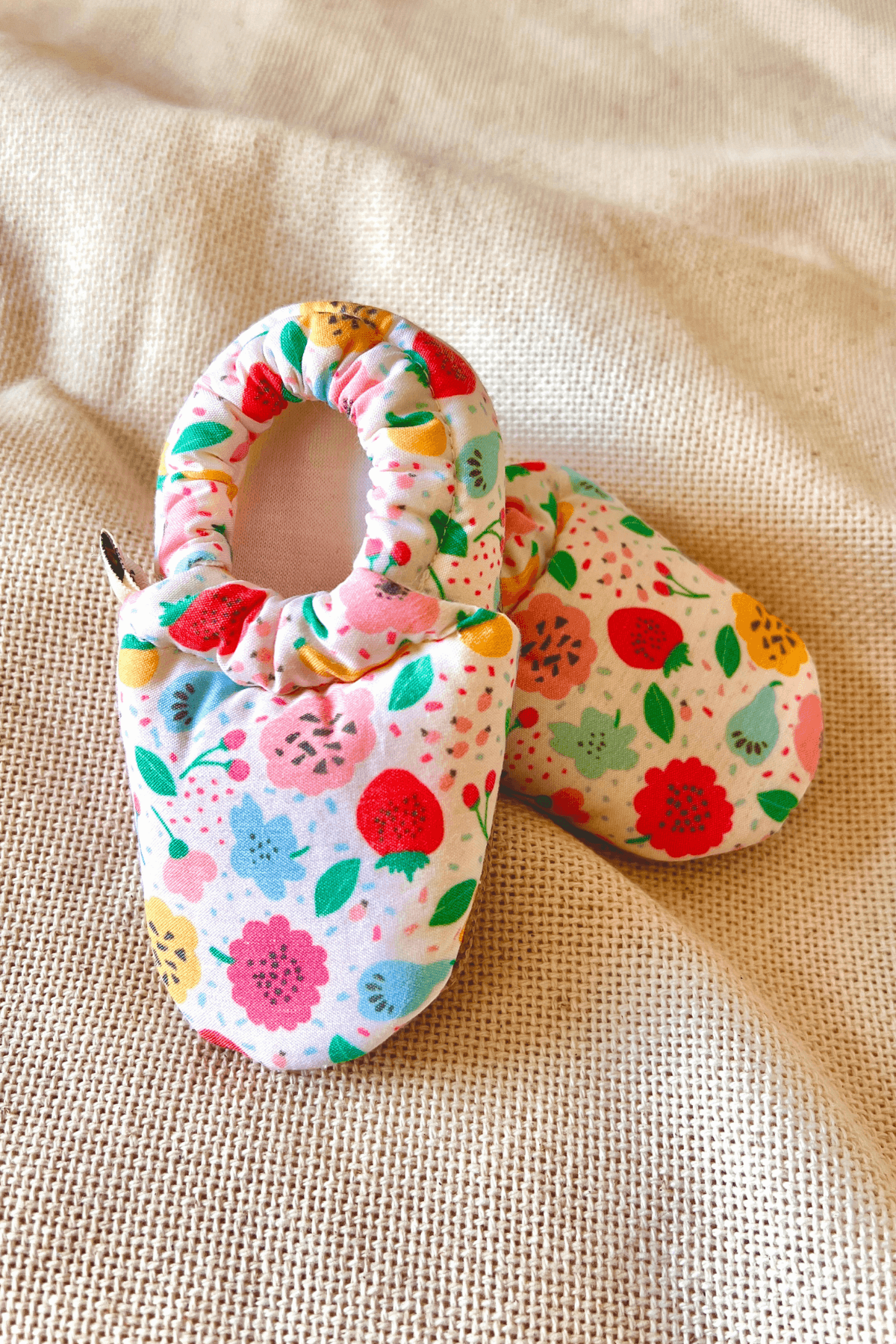 Renkli Çiçek ve Meyve Desenli Pamuk Yazlık Bebek Patikleri