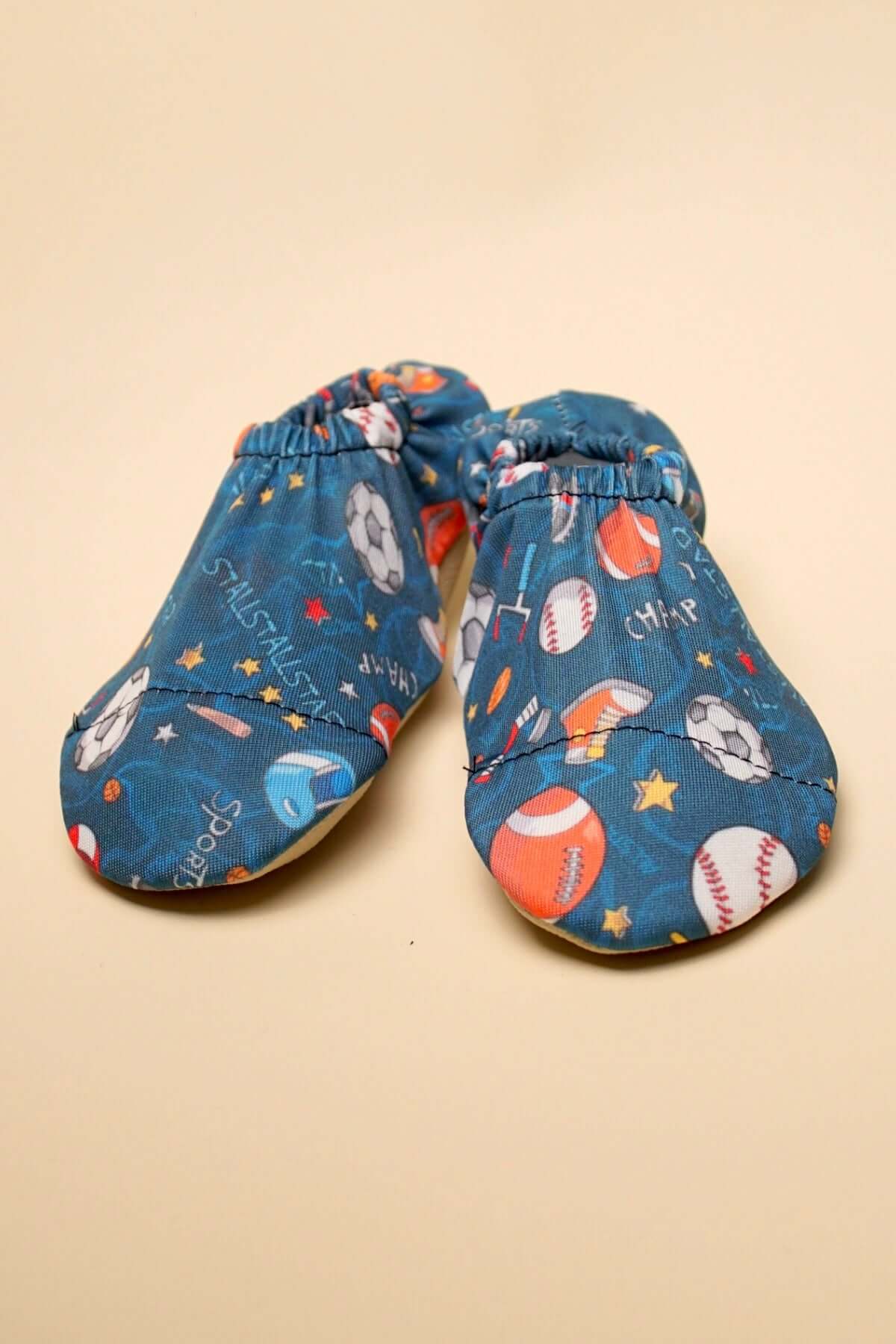 Futbol desenli deniz ve havuz patiği – suya dayanıklı kaymaz taban