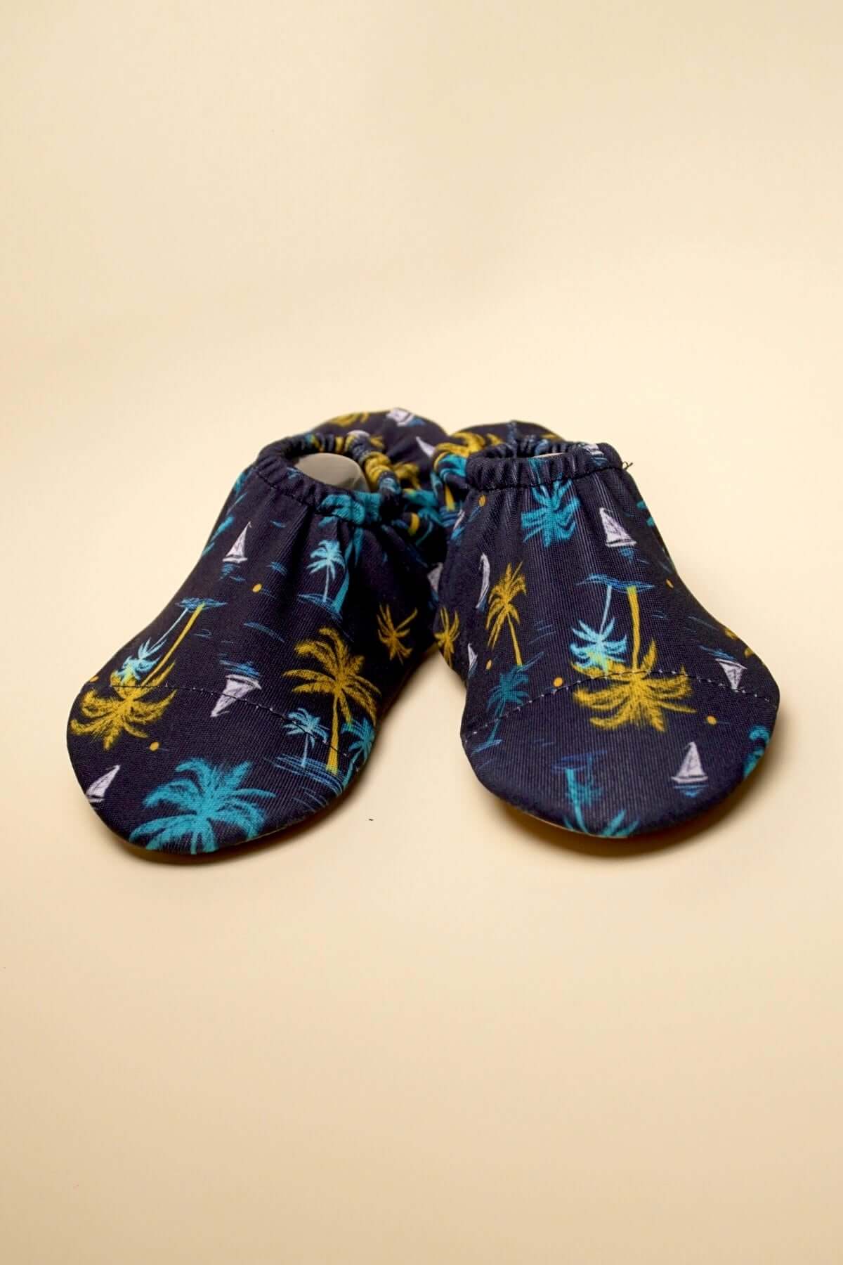 Palmiye desenli deniz ve havuz patiği – suya dayanıklı kaymaz taban