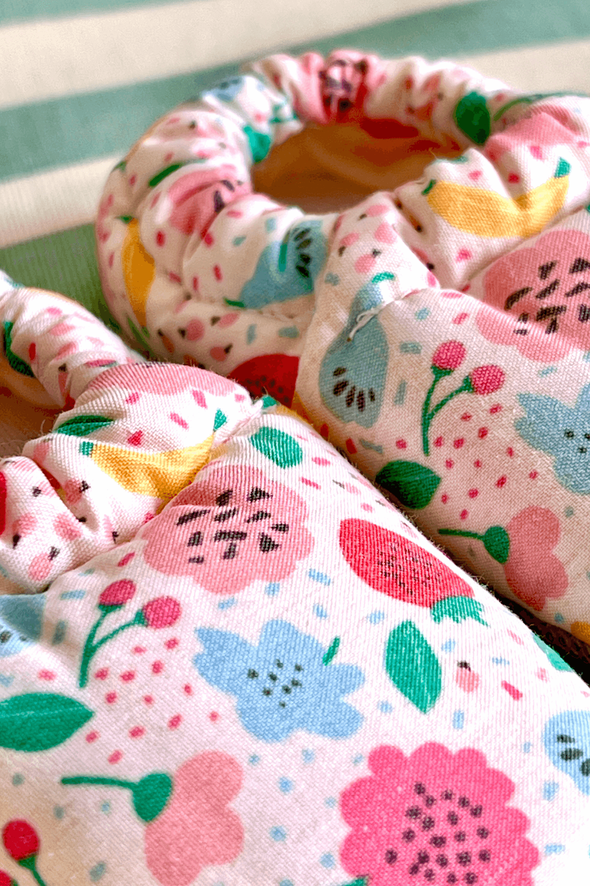 Konforlu ve Şık Çiçek Meyve Desenli Bebek Pamuk Patiği