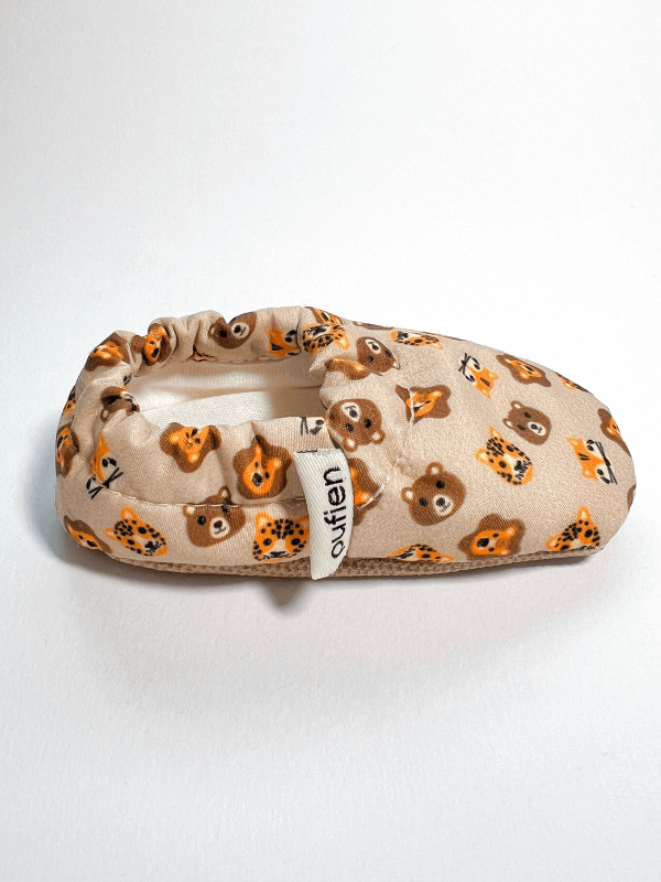 Pamuk astarlı hayvan desenli bebek patiği yandan görünüm