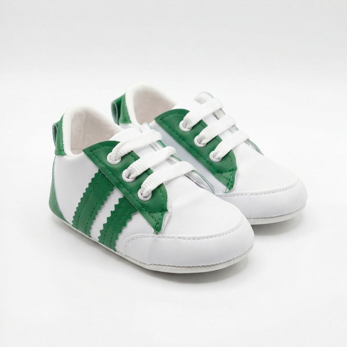 beyaz yeşil çizgili bağcıklı bebek sneaker önden görünüm