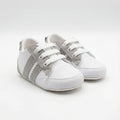 beyaz gri çizgili bağcıklı bebek sneaker önden görünüm