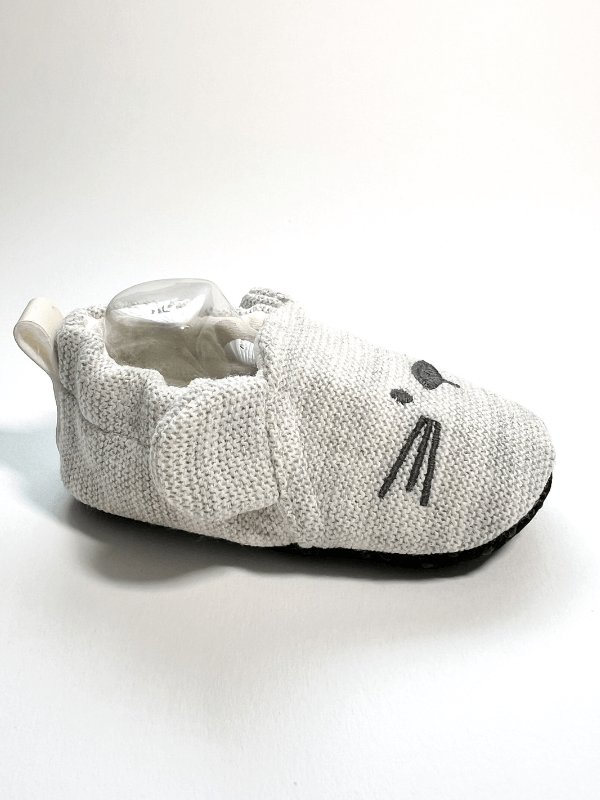 Yan görünüm gri tavşan desenli bebek patiği - yumuşak ve rahat tasarım