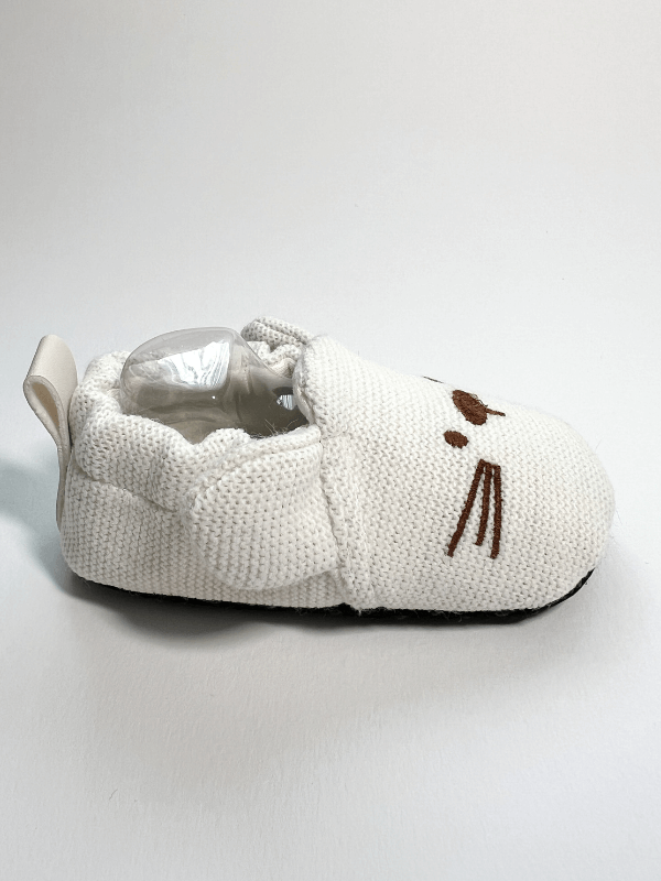 Beyaz tavşan desenli bebek patiği yandan görünüm - sevimli ve detaylı tasarım