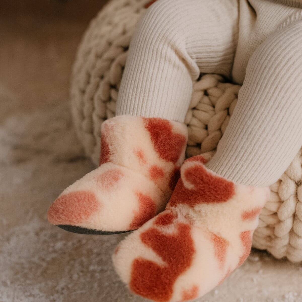 Yumuşak pembe wellsoft bot, inek desen detaylı