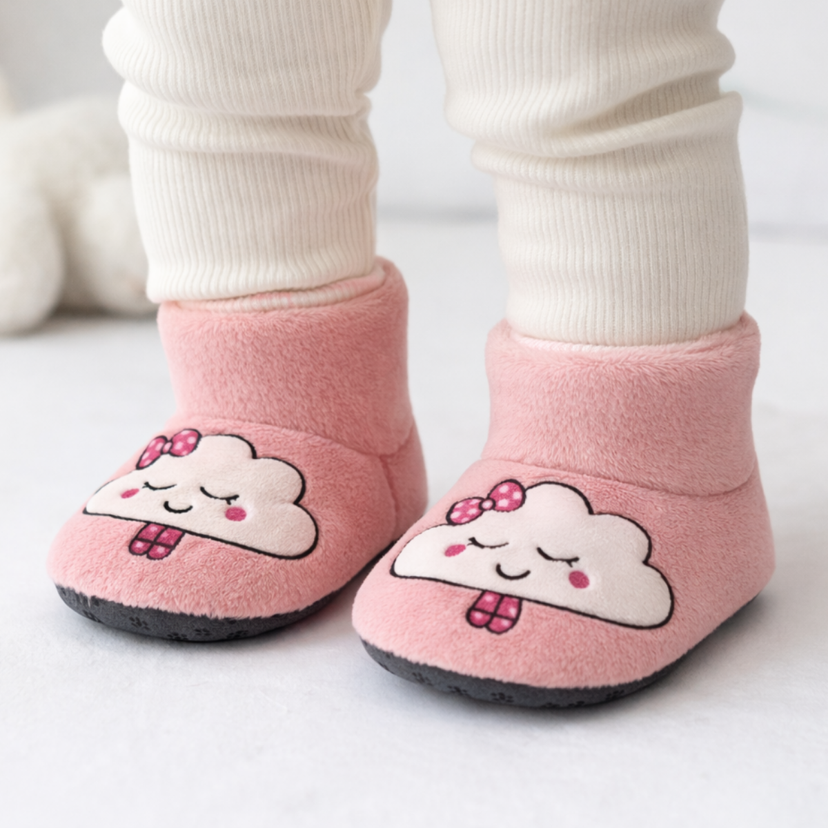 Bulut Desenli Pembe Peluş Ev Botu Bebek Ayağında Kullanım