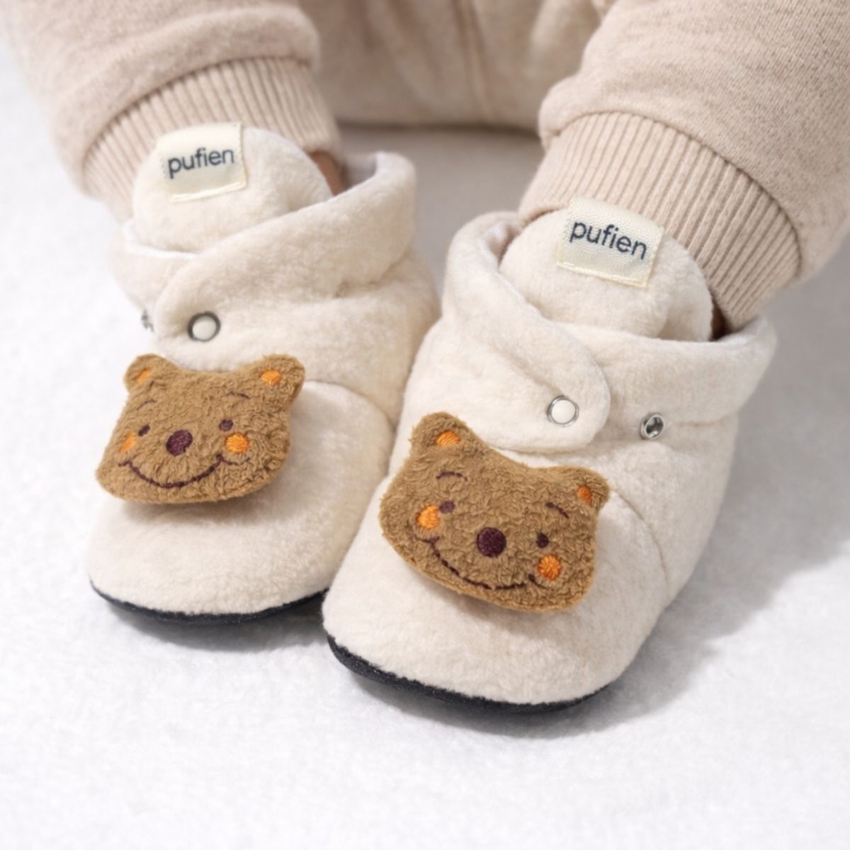 Beyaz Polar Panduf - Ayıcık Figürlü bebekte görünüm