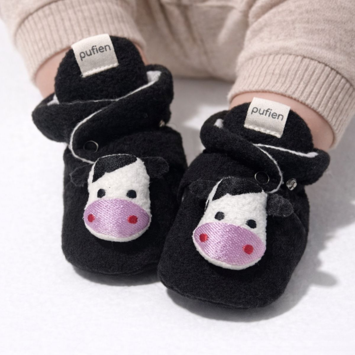 Siyah Polar Panduf - İnek Figürlü bebek ayağında 