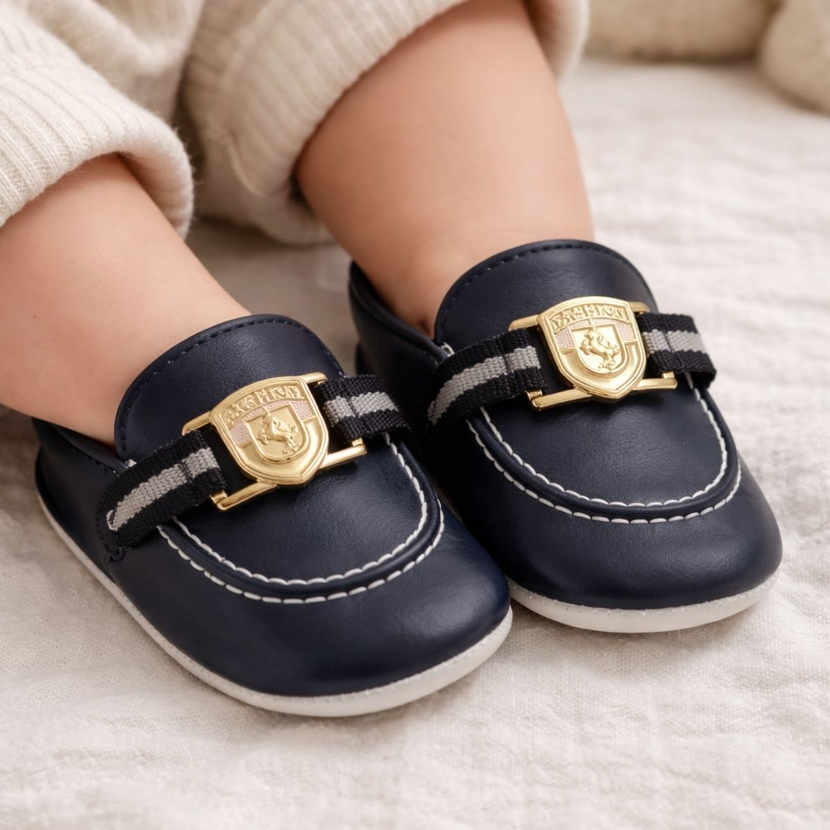 Lacivert Gold Tokalı Kaymaz Taban Bebek Ayakkabısı - bebek ayağında