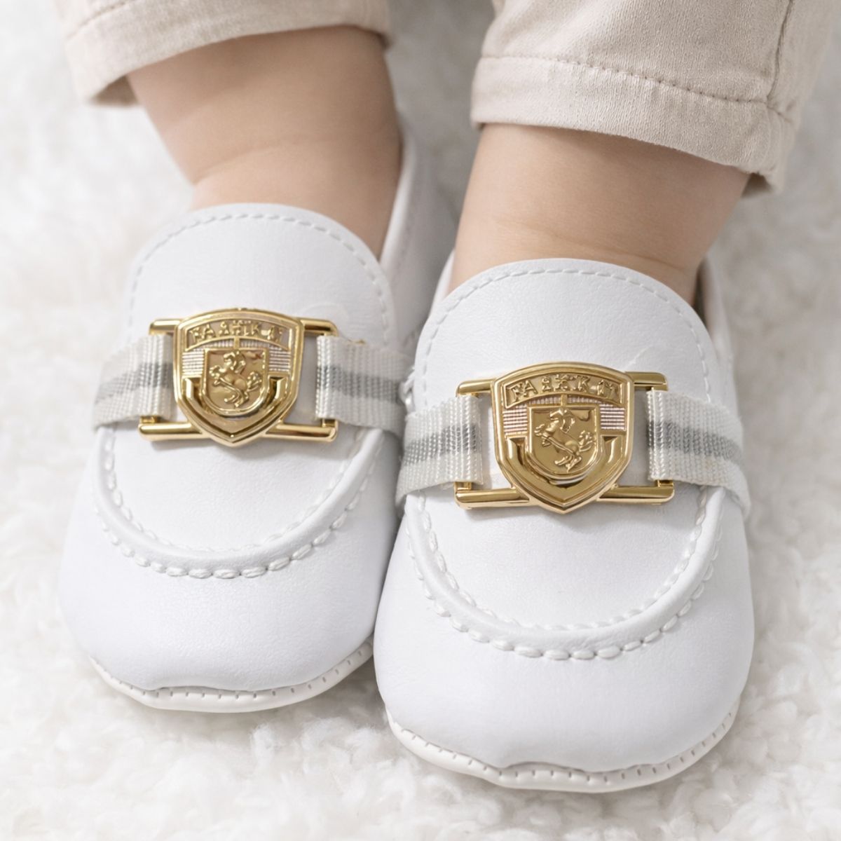Beyaz Gold Tokalı Kaymaz Taban Bebek Ayakkabısı - bebek ayağında