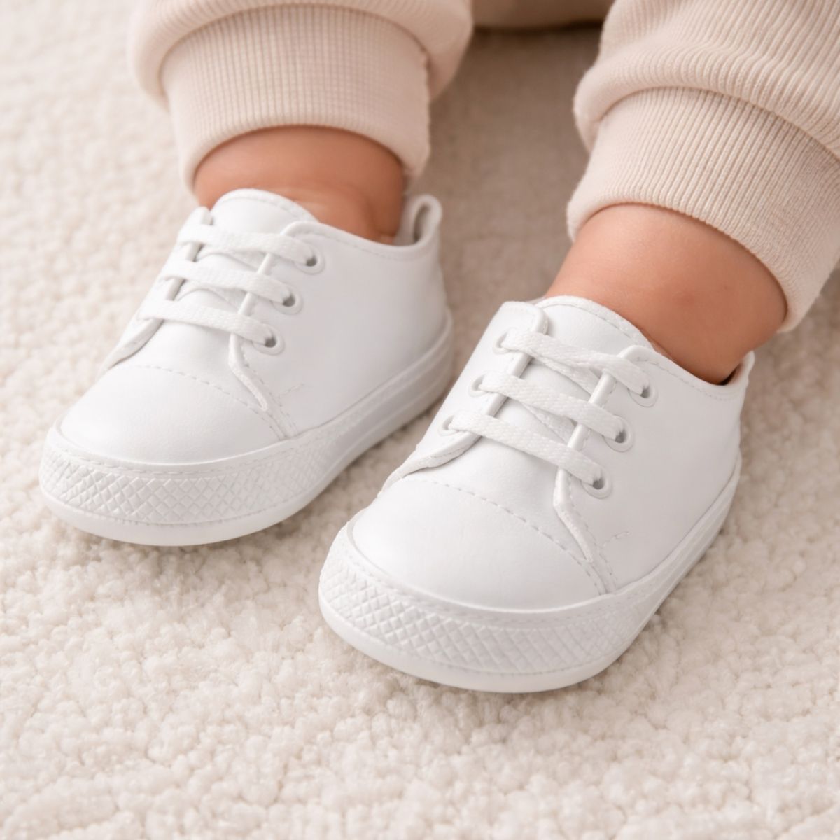 Beyaz Kısa Bilekli Deri İlk Adım Ayakkabısı - bebek ayağında