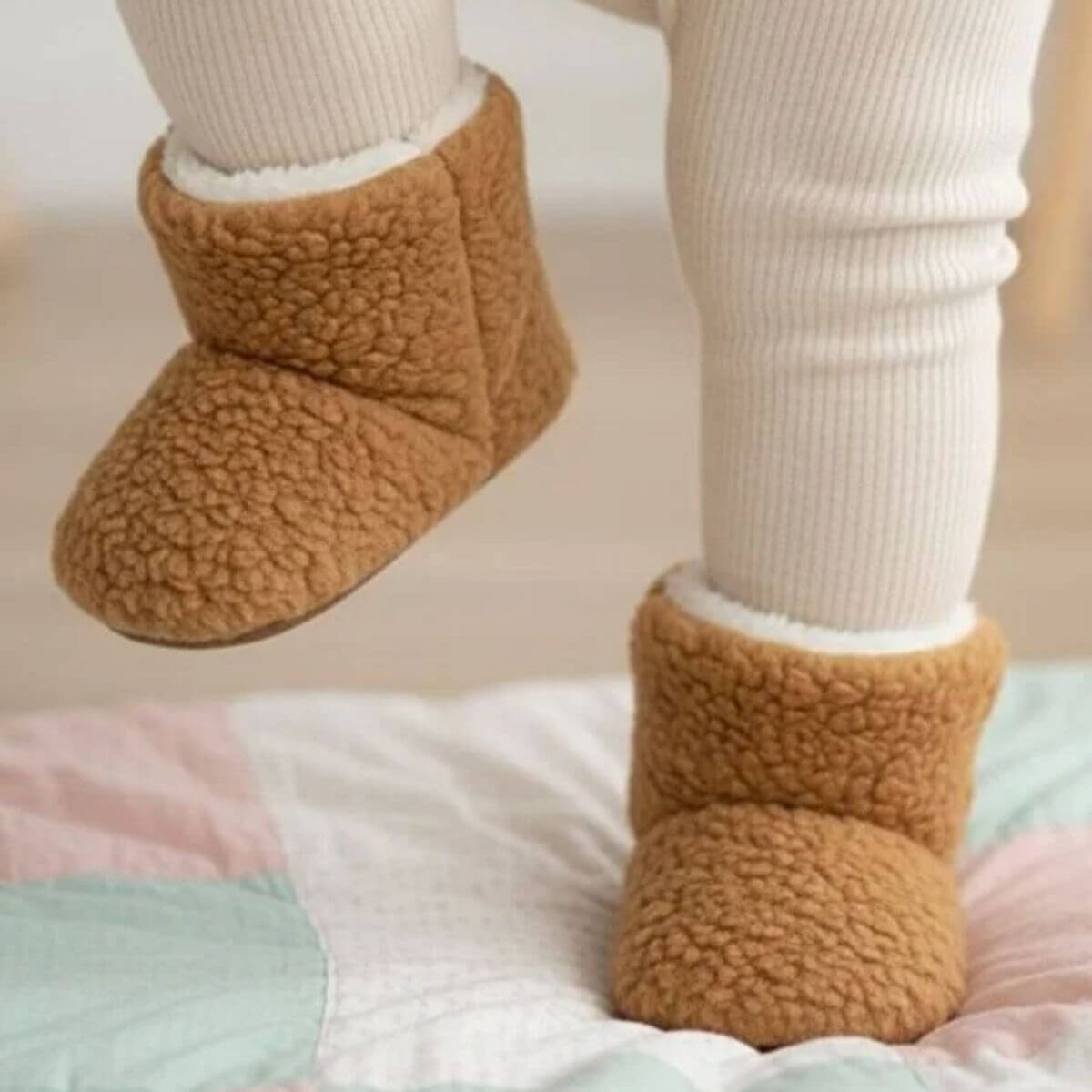 Camel Kuzu Kumaşı Peluş Ev Botu Bebek Ayağında Kullanım