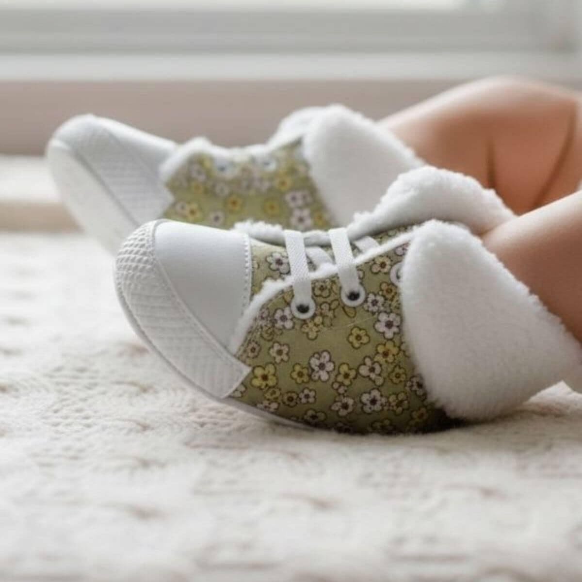 Çiçek Desenli Kumaş Bebek Ayakkabısı Bebek Ayağında Kullanım