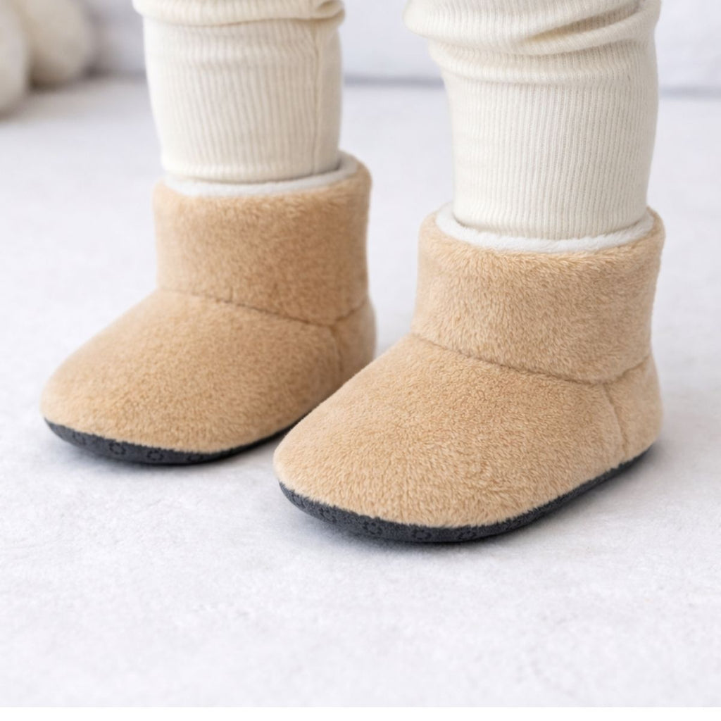 Bej Peluş Kaydırmaz Bebek Ev Botu -  Bebek Ayağında Kullanım