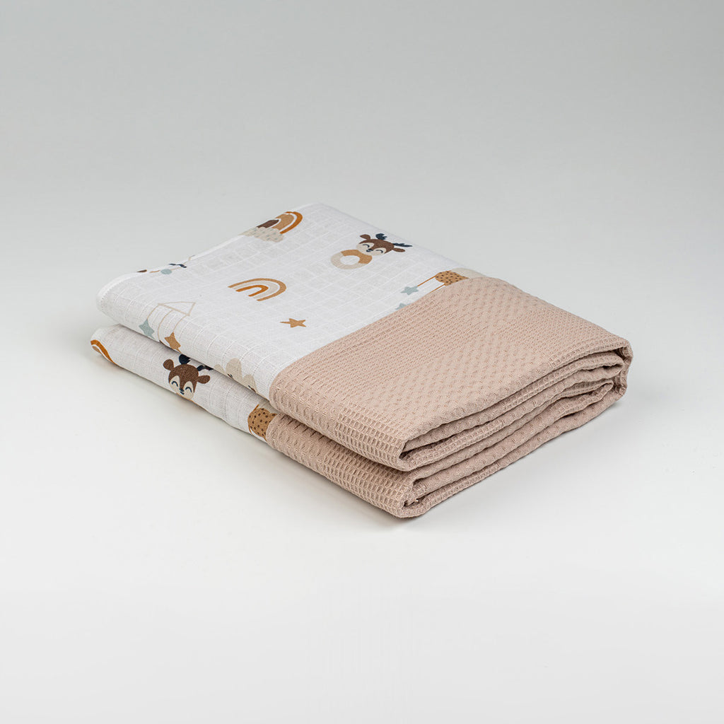Katlanmış gökkuşağı ve geyik desenli bej müslin waffle örtü