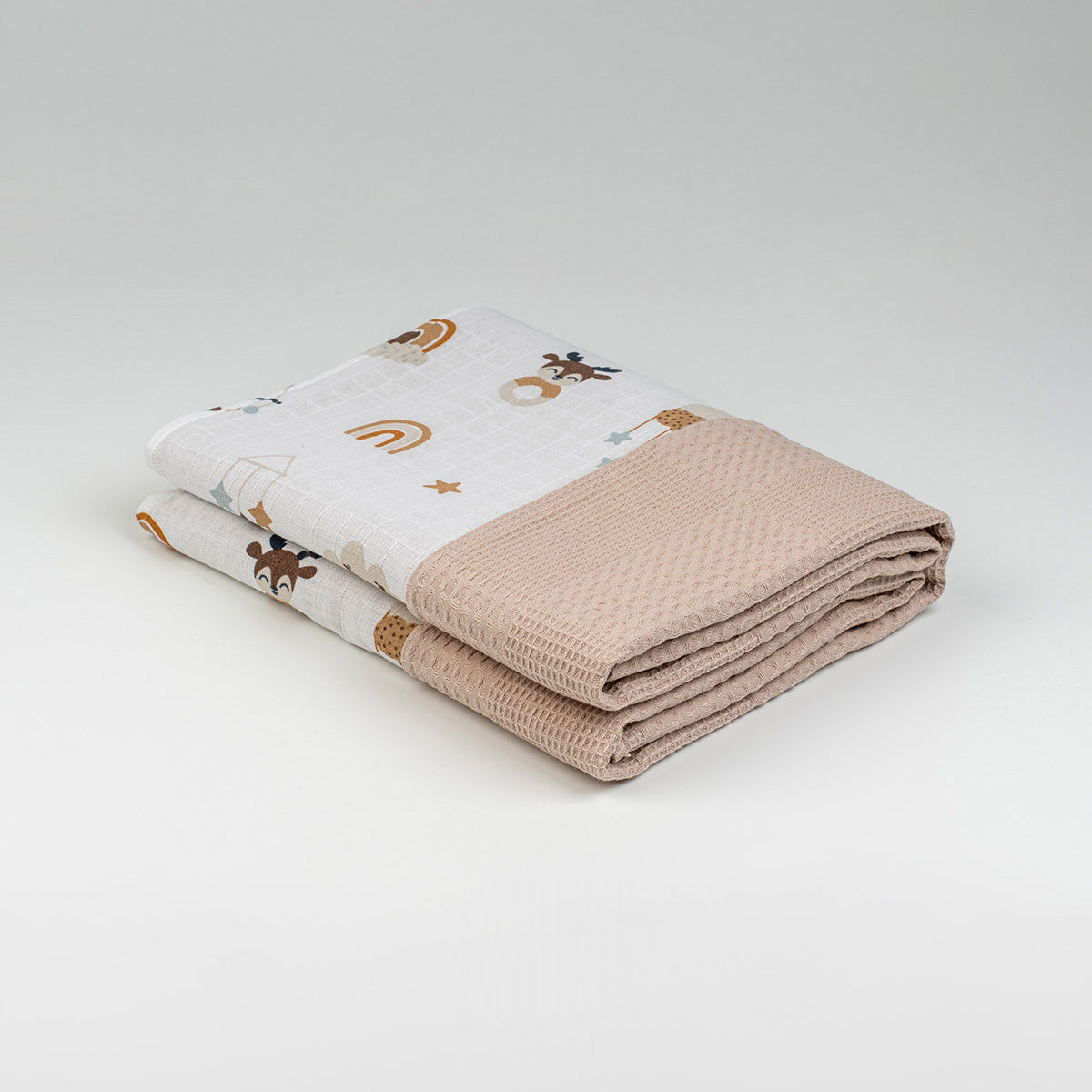 Katlanmış gökkuşağı ve geyik desenli bej müslin waffle örtü