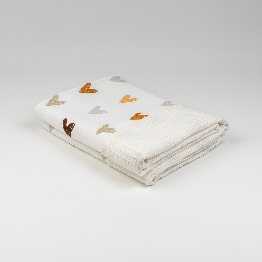 Katlanmış beyaz kalp desenli müslin waflle örtü 