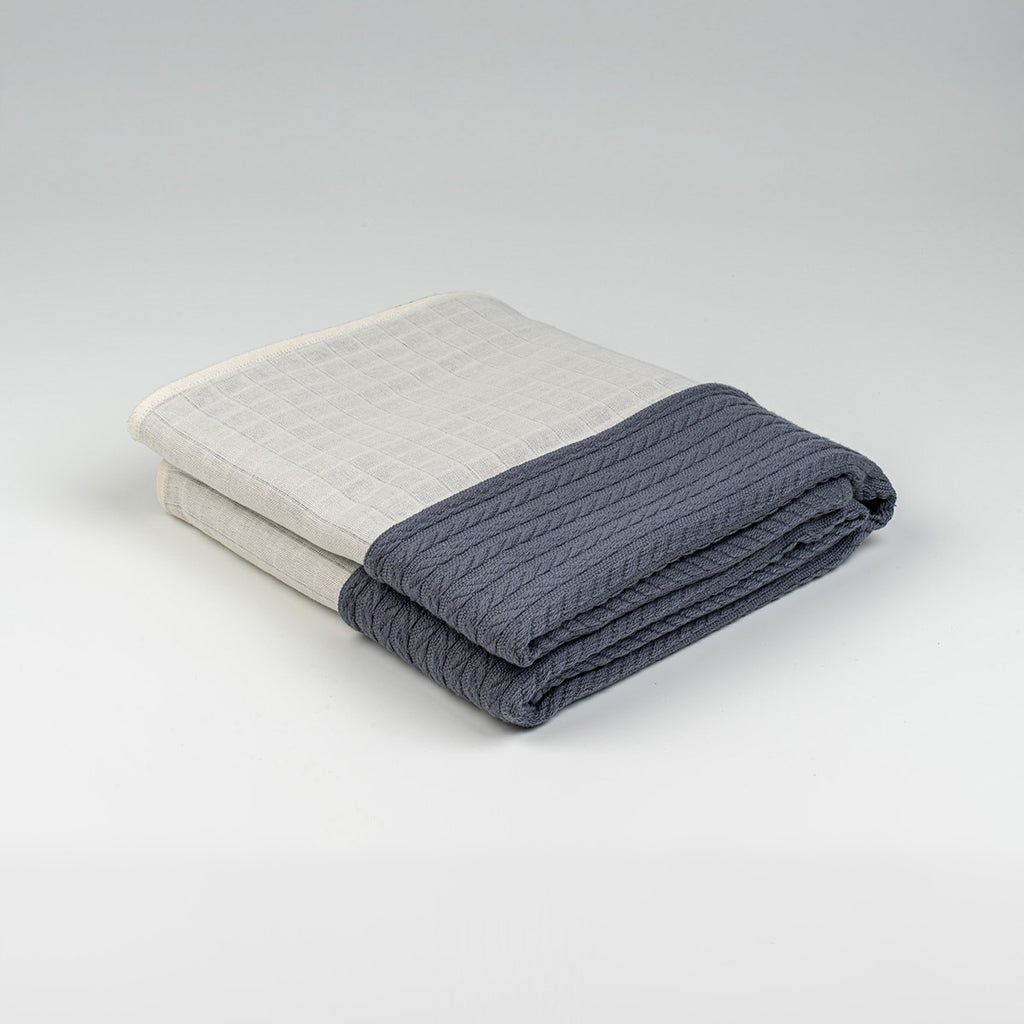 Katlanmış düz desenli antrasit örgü örtü, 90x115 cm