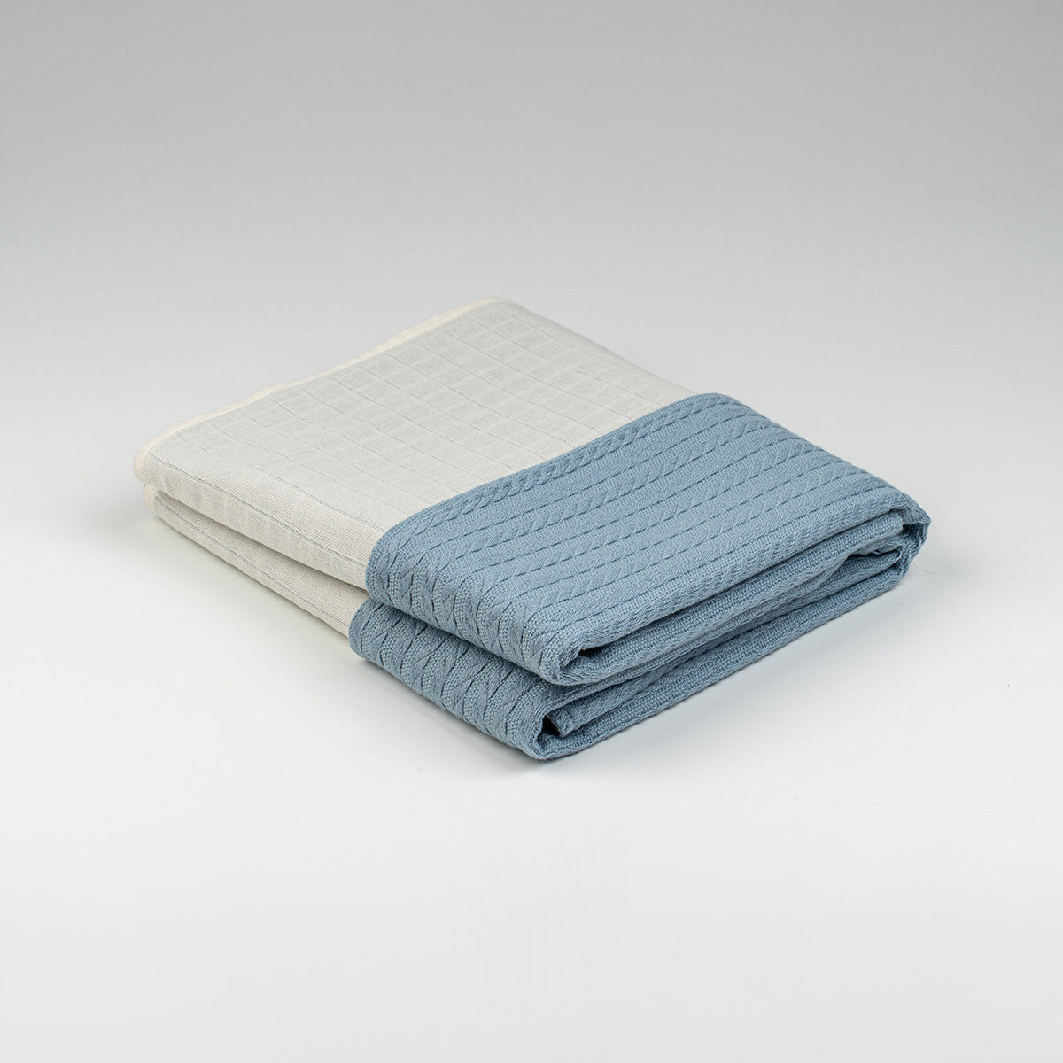 Katlanmış düz desenli mavi örgü örtü, 90x115 cm 