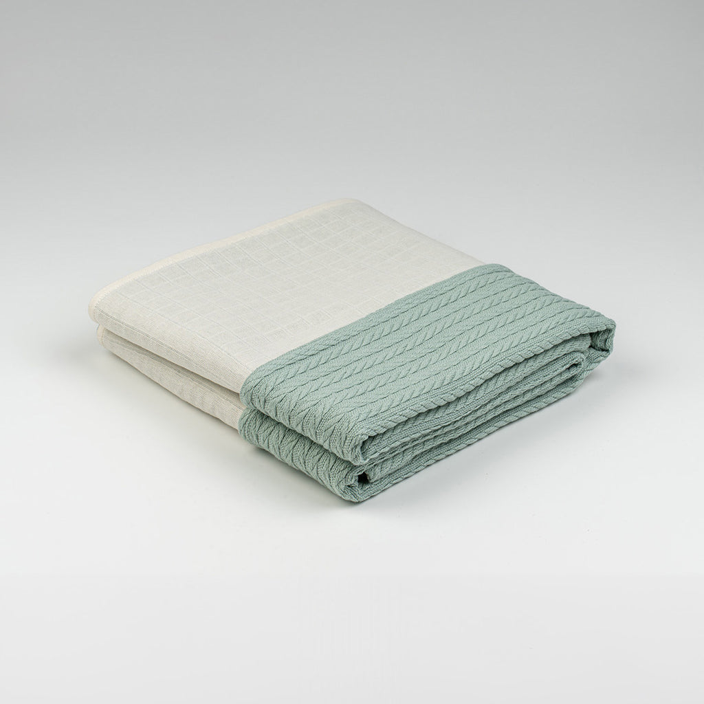 Katlanmış düz desenli yeşil örgü örtü, 90x115 cm