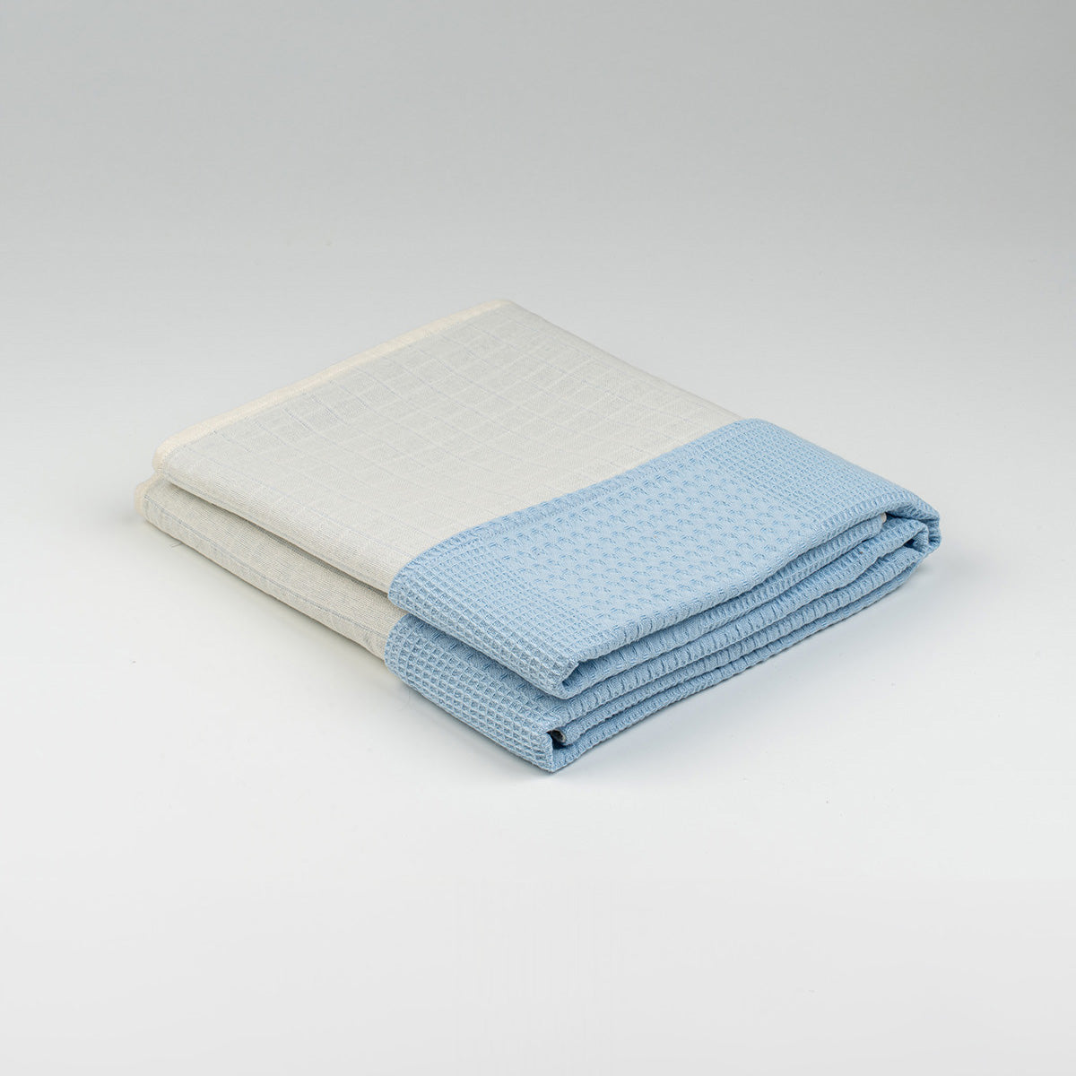 Katlanmış mavi sade desenli waffle örtü