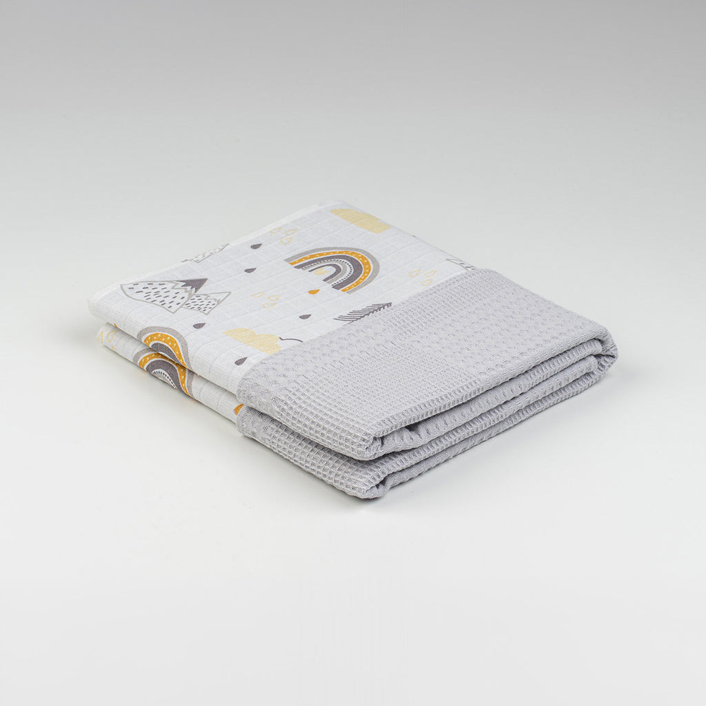 Katlanmış gri dağ ve gökkuşağı desenli waffle örtü