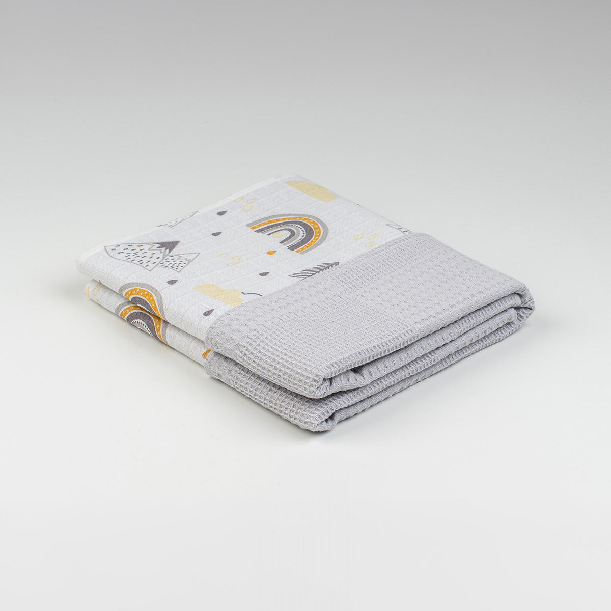 Katlanmış gri dağ ve gökkuşağı desenli waffle örtü