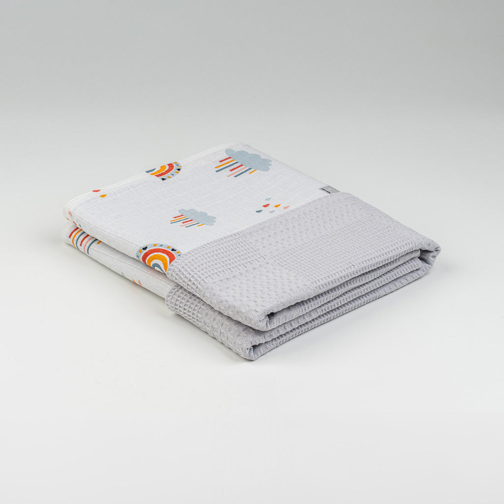 Katlanmış gri gökkuşağı desenli waffle örtü