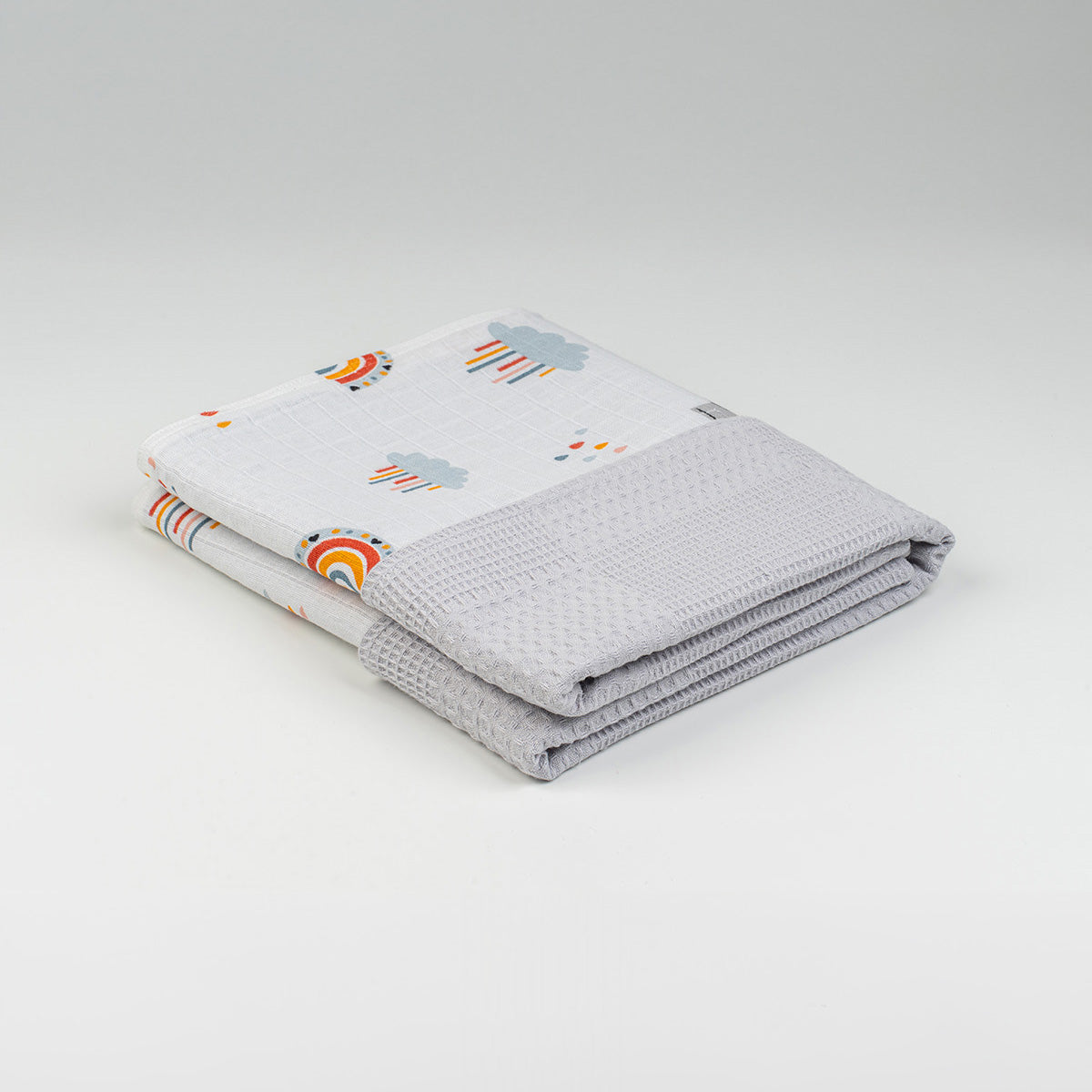 Katlanmış gri gökkuşağı desenli waffle örtü