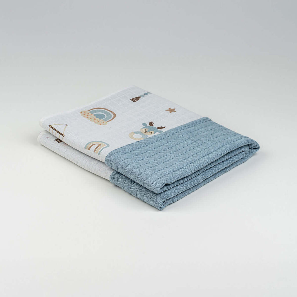 Katlanmış mavi geyik desenli örgü örtü, 90x90 cm