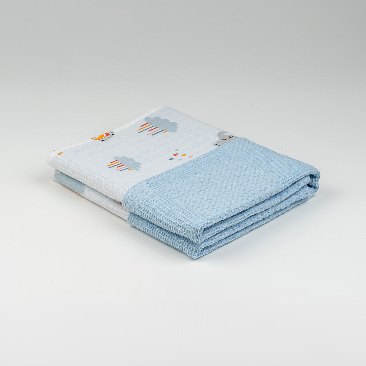 Katlanmış mavi gökkuşağı desenli waffle örtü