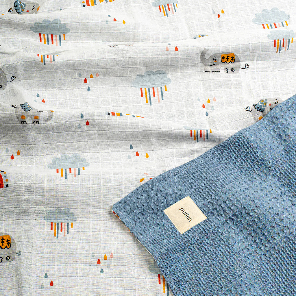 İndigo müslin waffle örtü, bulut desenli detay