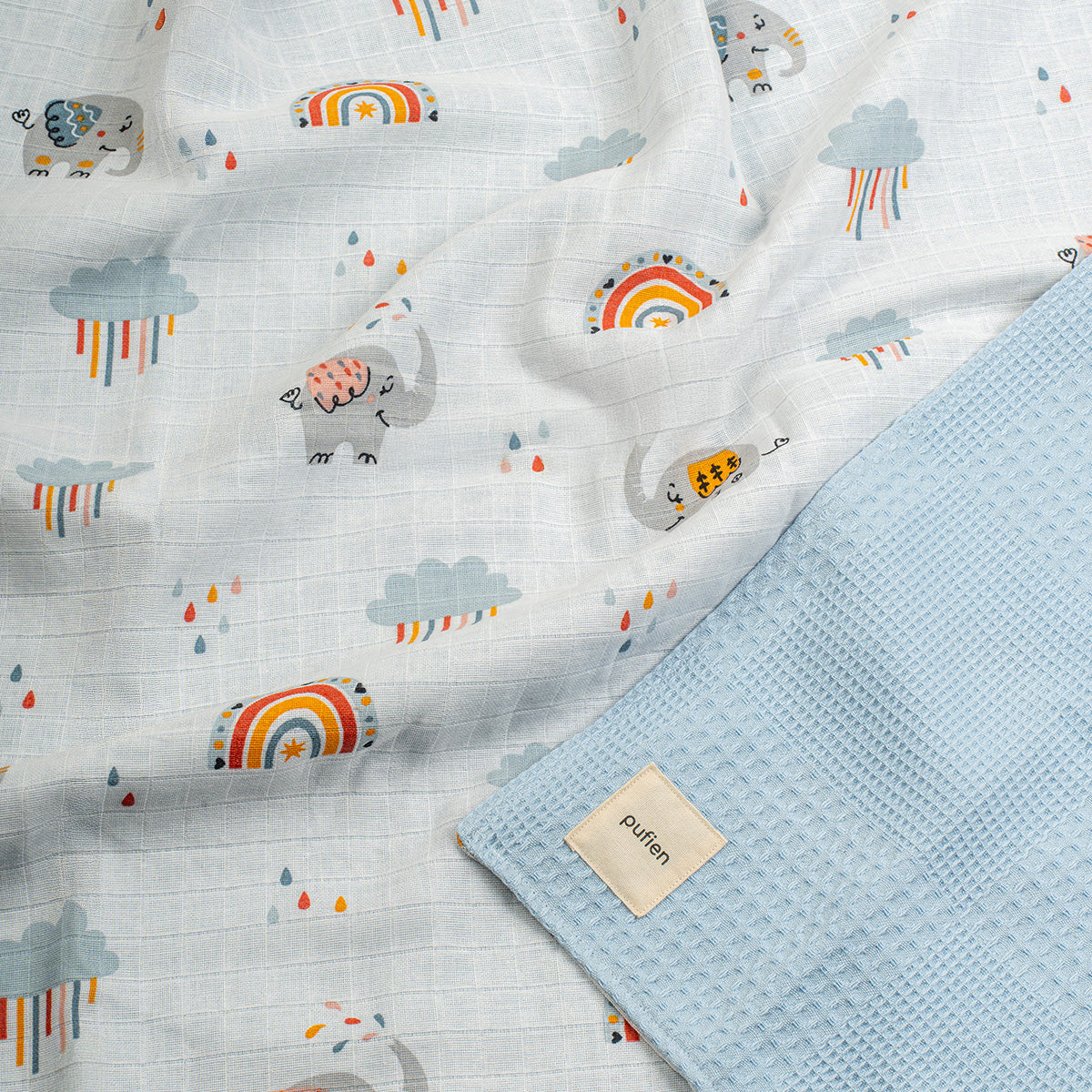 Mavi waffle örtü, gökkuşağı desenli detay