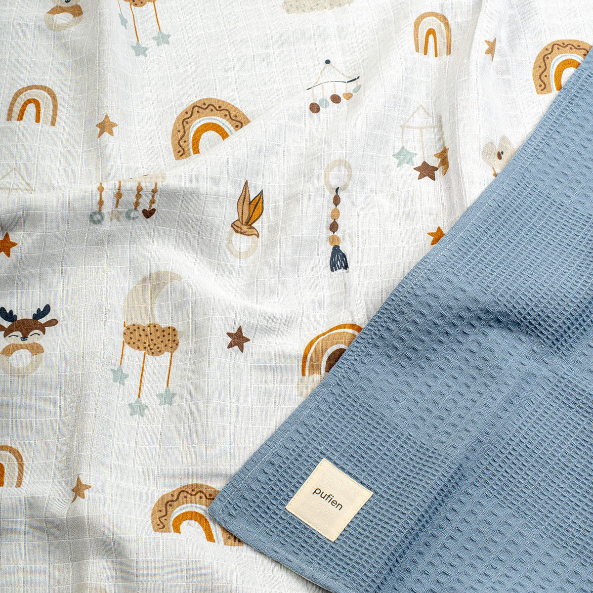 İndigo waffle örtü, gökkuşağı geyik desenli detay