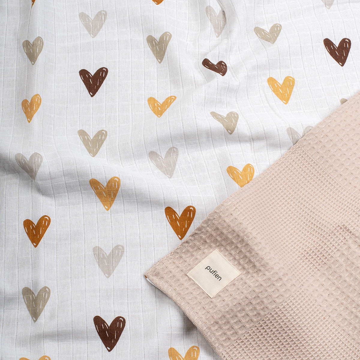 Bej waffle örtü, kalp desenli detay