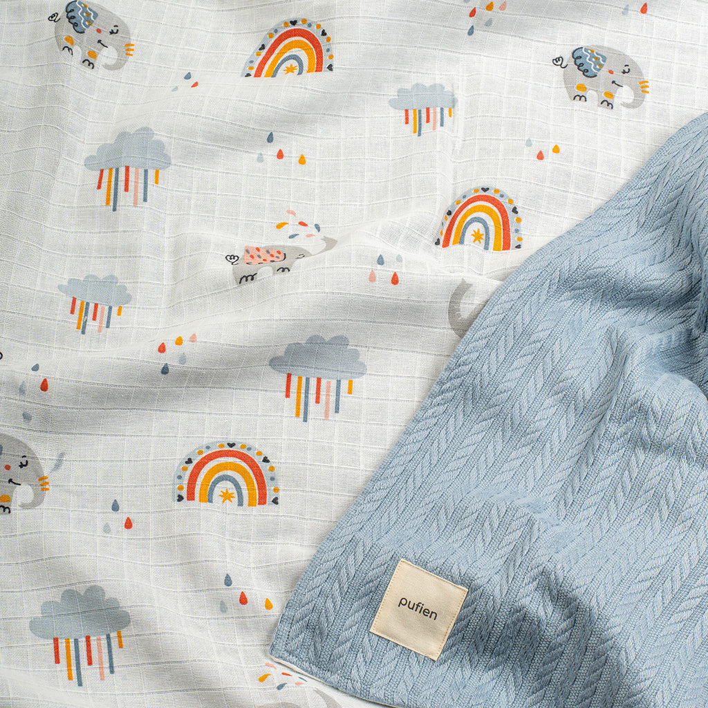 Mavi örgü örtü, bulut desenli detay