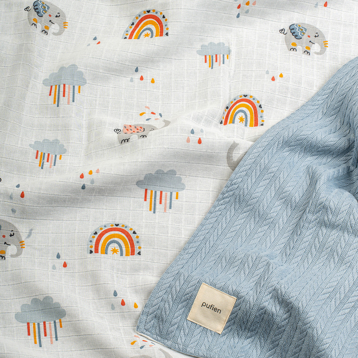 Mavi örgü örtü, bulut desenli detay