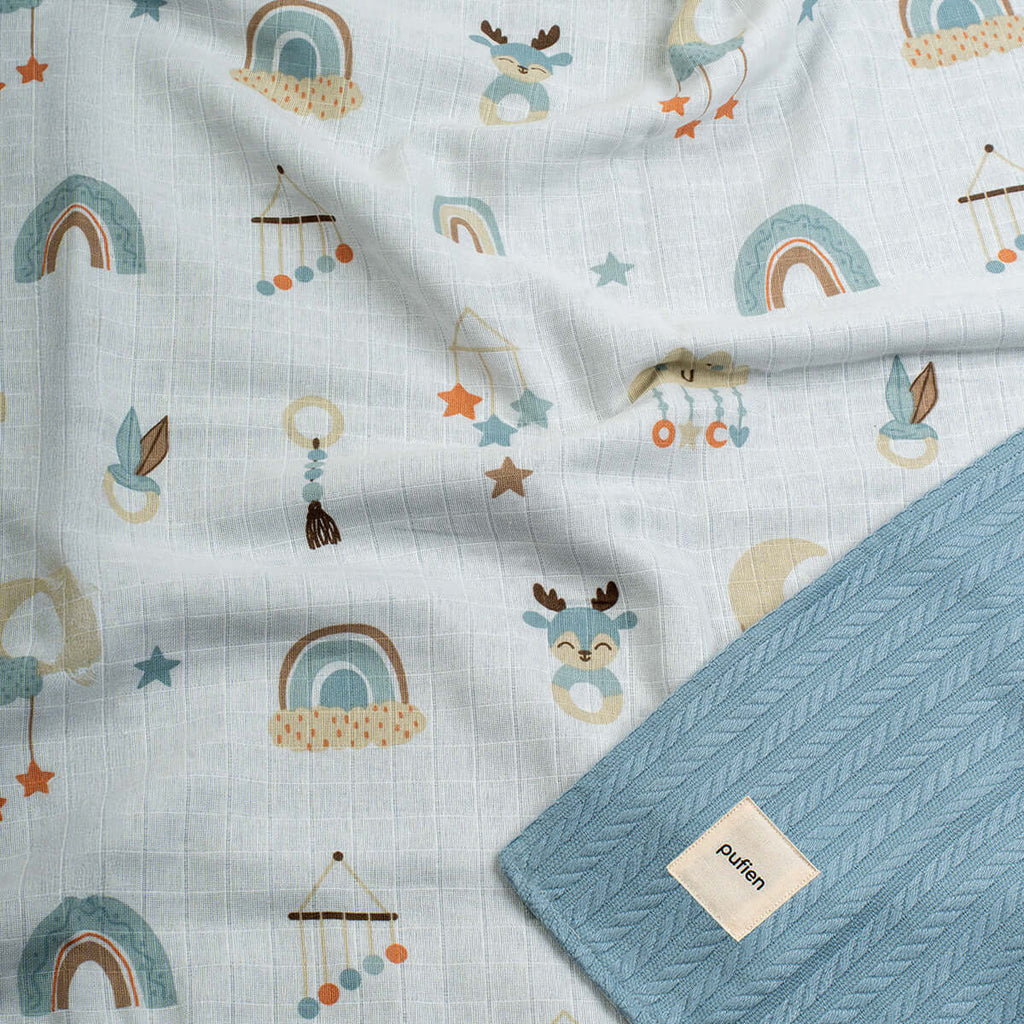 Mavi örgü örtü, geyik desenli detay