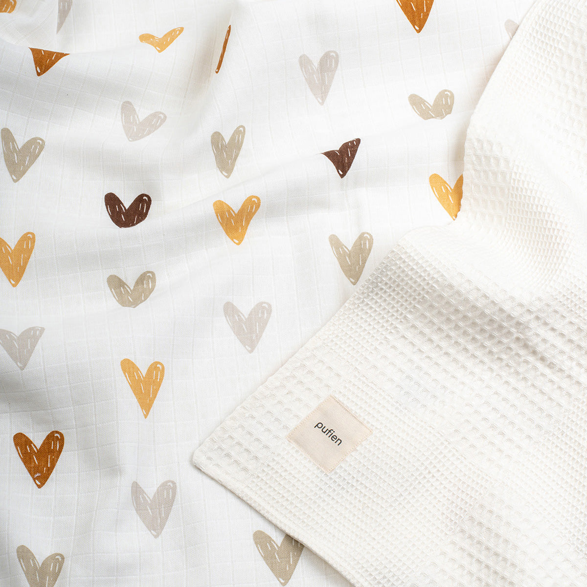 Beyaz müslin waffle örtü, kalp desenli detay