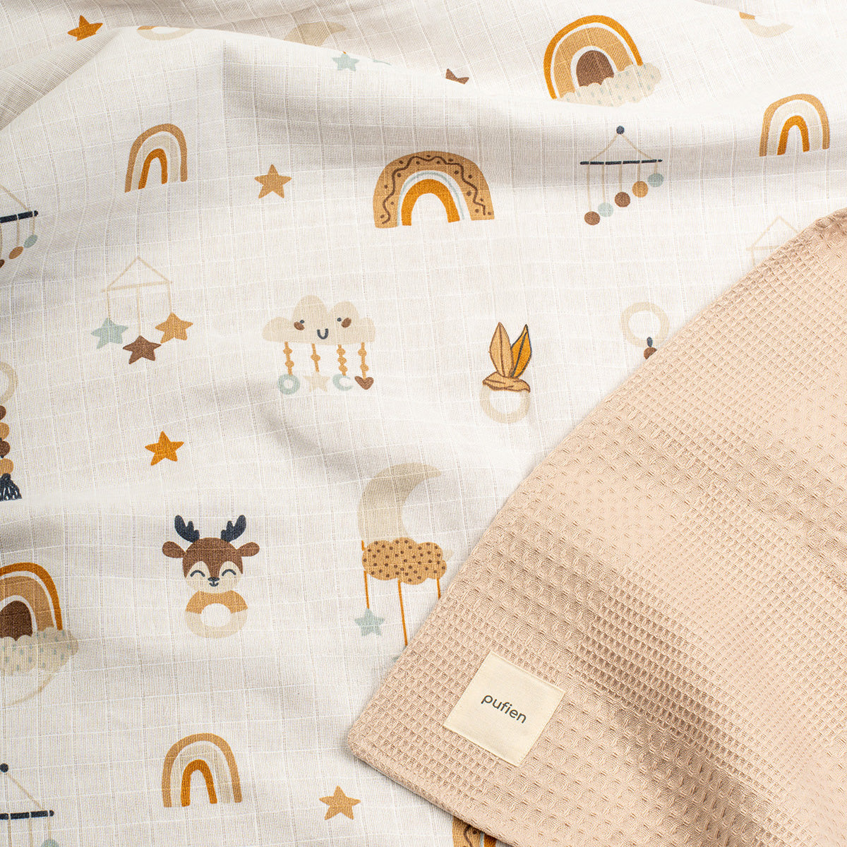 Bej müslin waffle örtü, gökkuşağı ve geyik desenli detay