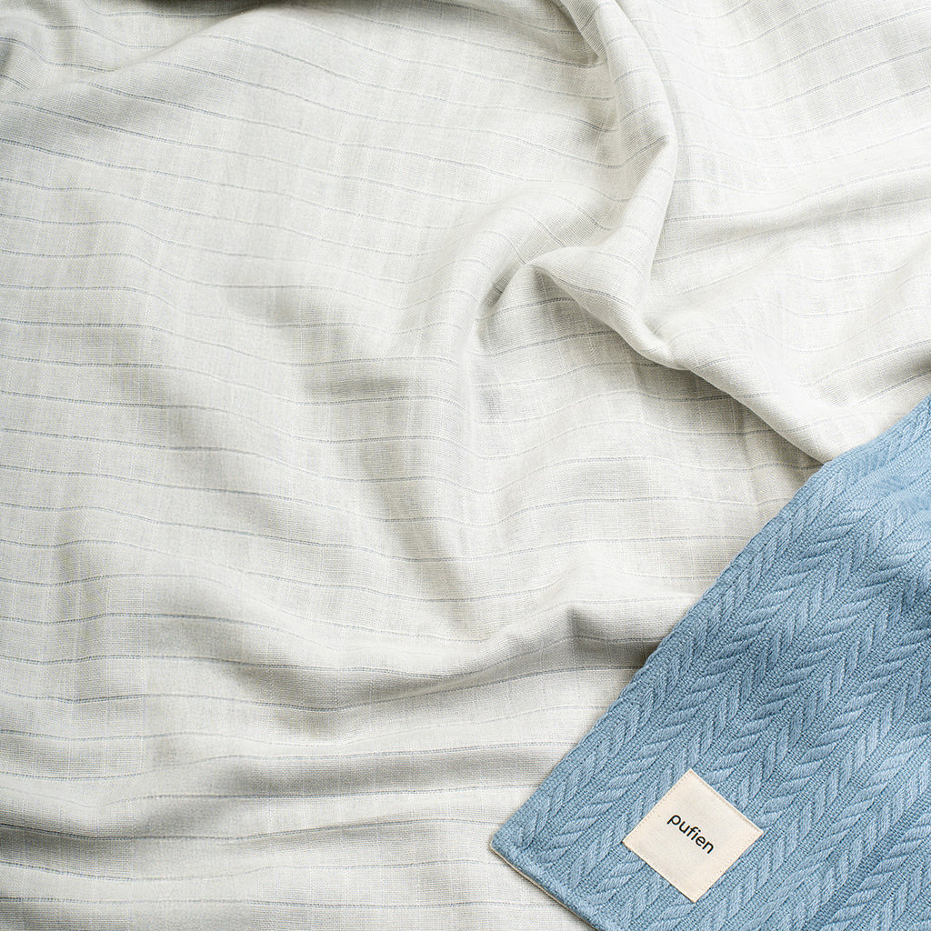 Mavi örgü örtü, düz desenli detay