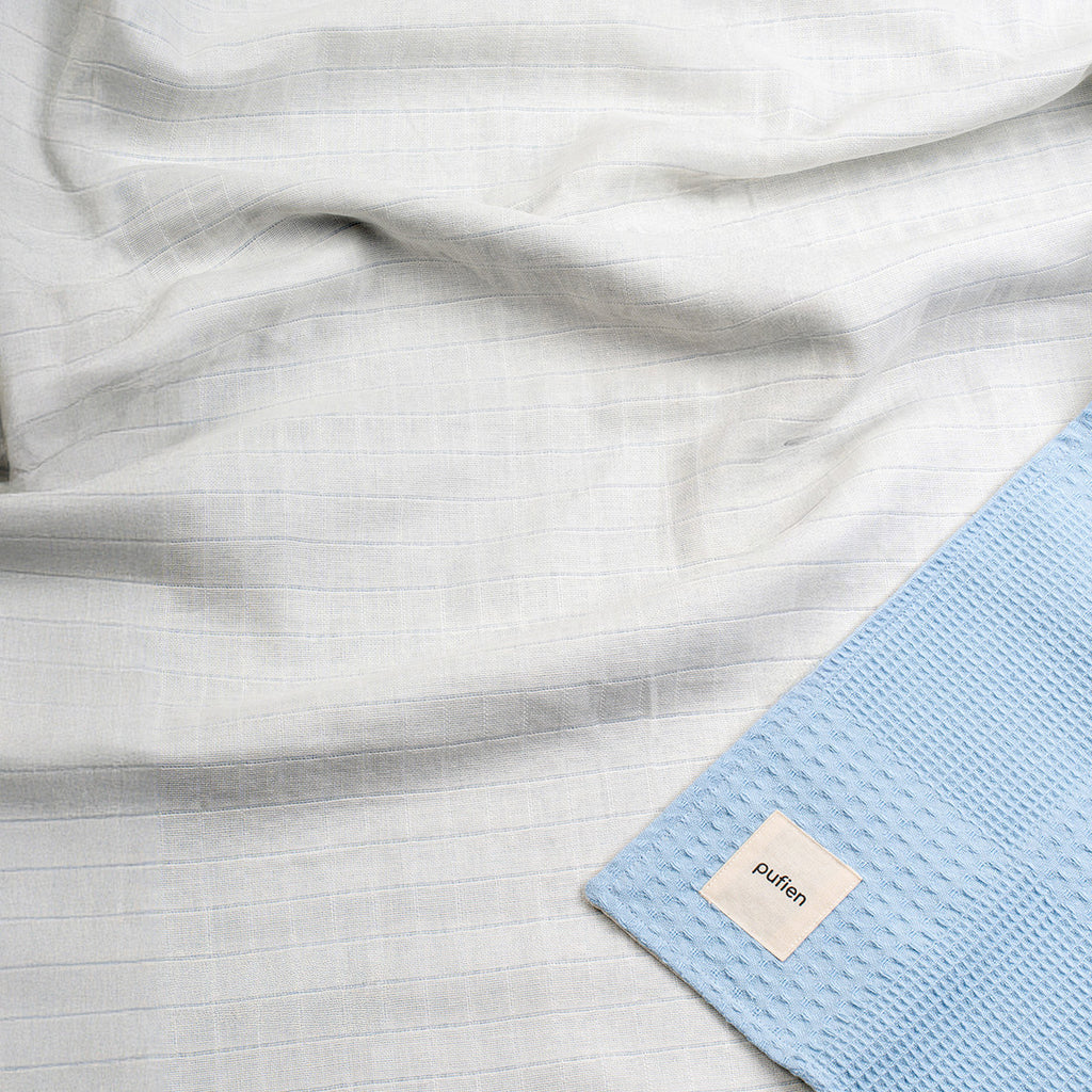 Mavi waffle örtü, sade desenli detay